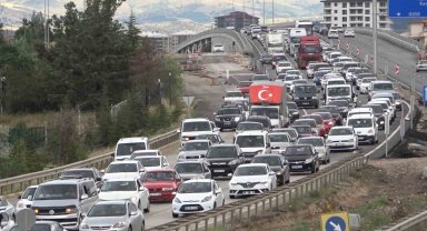 43 ilin geçiş güzergahında kuvvetli yağış etkili oldu: Kazalar peş peşe geldi, 8 yaralı