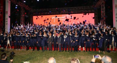 Abdullah Gül Üniversitesi'nde Mezuniyet Sevinci