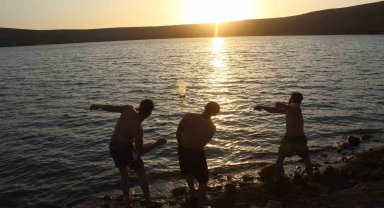 Acıgöl gün batımında çok sayıda ziyaretçiye ev sahipliği yapıyor