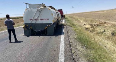 Akaryakıt taşıyan tankerin tankı koparak şarampole devrildi