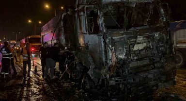 Alkollü sürücünün bariyerlere çarptığı tır yanarak küle döndü