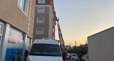 Anahtarı olmayan genç evine itfaiye merdiveniyle girdi