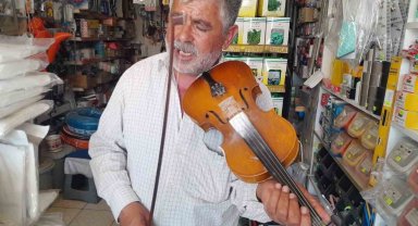 Babadan kalma asırlık kemanıyla 45 yıldır sokak müziği yapıyor