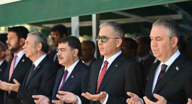 Bakan Yerlikaya'dan 15 Temmuz şehitliğine ziyaret