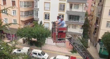 Balkona sıkışan güvercini itfaiye kurtardı