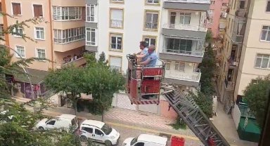 Balkona sıkışan güvercini itfaiye kurtardı