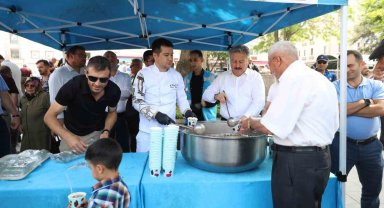 Başkan Palancıoğlu, vatandaşlara aşure ikram etti