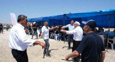 Başkan Yüzügüllü çiftçilerle çiftetelli oynadı