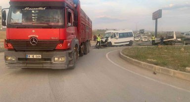 Başkentte işçileri taşıyan servis aracı kamyonla çarpıştı: 10 yaralı