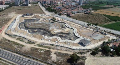 Belediye tarafından yapılan Şehir Parkı'nda çalışmalar devam ediyor