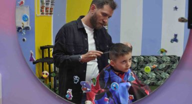 Berber fobisi olan çocuklar için dükkânını oyuncaklarla donattı