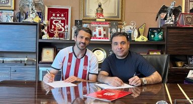 Caner Osmanpaşa 1 yıl daha Sivasspor'da