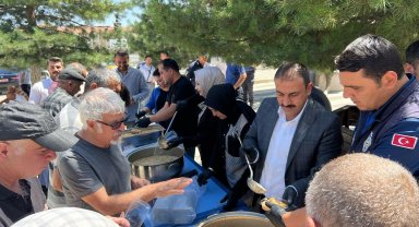 Çiçekdağı Belediyesi vatandaşa 'Aşure' dagıttı