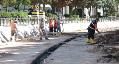 Çöplüğe dönen Uluırmak kanalı belediye tarafından temizleniyor