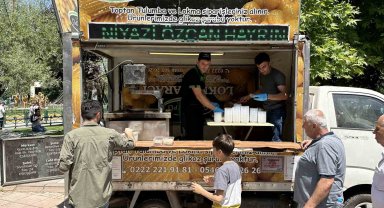Cuma namazı çıkışında lokma dökme geleneği sürüyor