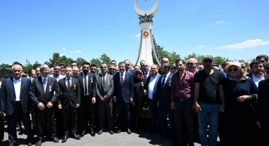 Cumhurbaşkanı Yardımcısı Yılmaz, 15 Temmuz Demokrasi ve Milli Birlik Anıtı'nı ziyaret etti