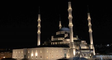 Darbe girişiminin 7. yıldönümünde camilerden yeniden sela sesi yükseldi