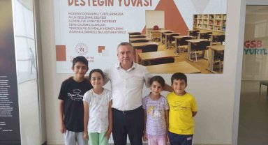 Depremzede minikler kaldıkları yurdun müdürü ile bayramlaştı