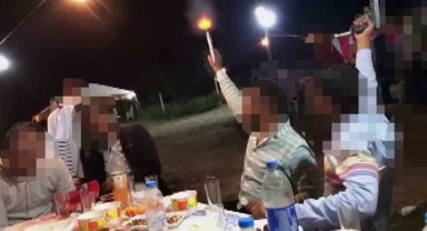 Düğünde onlarca kişinin içinde havaya böyle ateş açtılar