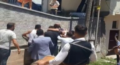 Düğüne geç kalanlara sulu ceza: Su dolu oluğa attılar