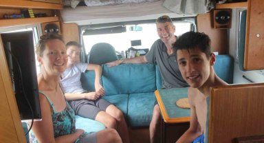 Dünya turuna çıkan Fransız aile, kamp yaptıkları Acıgöl'de yüzdü