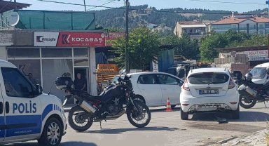 Dur ihtarına uymayan ehliyetsiz sürücü polis motosikletine çarptı