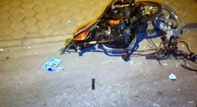 Duvara çarparak ikiye bölünen motosikletin sürücüsü yaralandı