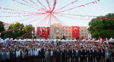 Eskişehir'de 15 Temmuz anma programı yüzlerce vatandaşın katılımıyla gerçekleştirildi