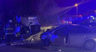 Eskişehir'de iki araç çarpıştı: 1'i ağır 6 kişi yaralı