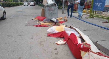 Gelişigüzel atılan kanepe parçaları 'Böyle çöp mü atılır?' dedirtti
