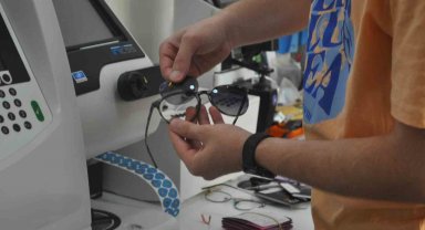 Göz sağlığına zararlı olan plastik gözlüklerle ilgili optisyenden uyarı