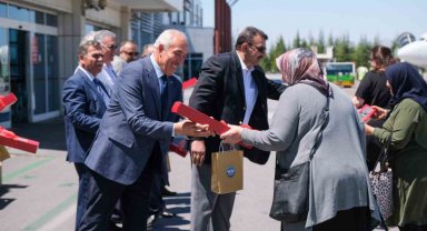 Gurbetçi vatandaşlar güllerle karşılandı