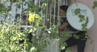 Haber alınamayan yaşlı çifte ulaşmak polis apartmana tırmandı