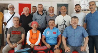 Hatıralarını tazelemek için 742 kilometre pedal çevirdi, öğrencileriyle hasret giderdi