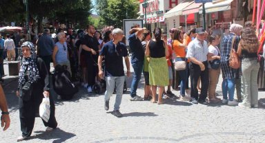 Hediye çekilişine katılmak için uzun kuyruklar oluşturdular
