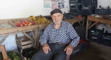 İlerlemiş yaşına rağmen manavlık yaparak gençlere örnek oluyor
