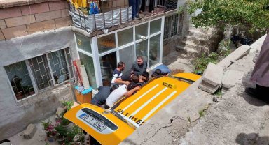 Kamyonet ile çarpışan taksi evin bahçesine uçtu