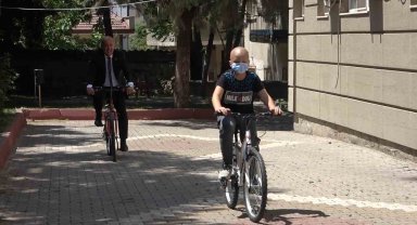 Kanser tedavisi gören çocuğa bisiklet sürprizi: Mutluluğu gözlerine yansıdı