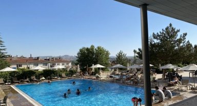 Kapadokya'da sıcak havadan bunalan turistler havuzda serinledi