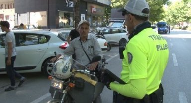 Kaskını başına değil, motosikletine takan sürücünün savunması pes dedirtti