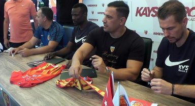 Kayserispor teknik heyet ve futbolcular, taraftarlarla buluştu