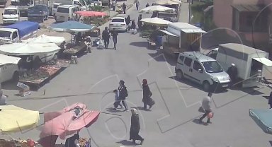 Kimse ne yaptığını anlamadı, pazarda yürüyen adama çarpıp kaçtı
