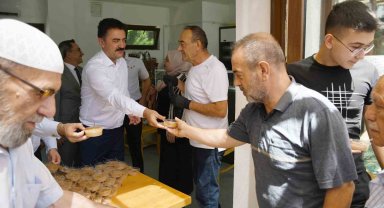 Kırıkkale Valisi Tekbıyıkoğlu vatandaşlara aşure ikram etti