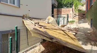 Kırıkkale'de kuvvetli rüzgar çatıları uçurdu