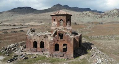 Kızıl Kilise bin 500 yıllık tarihi ile ziyaretçilerini cezbediyor