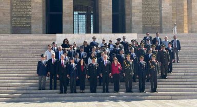KKTC Büyükelçiliği, Barış ve Özgürlük Bayramı'nın 49'uncu yılında Anıtkabir'de