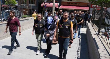 Kocasını öldürdüğü için yargılandığı davaya kucağında bebeği ile katıldı