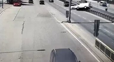 Kontrolden çıkan minibüs karşı şeride geçip araçlara çarptı: 1 ölü, 5 yaralı