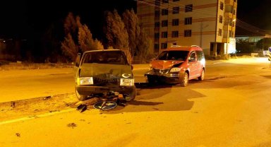 Konya'da 2 araç çarpıştı: 2 yaralı