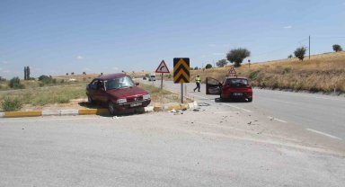 Konya'da 2 otomobil çarpıştı: 3 yaralı